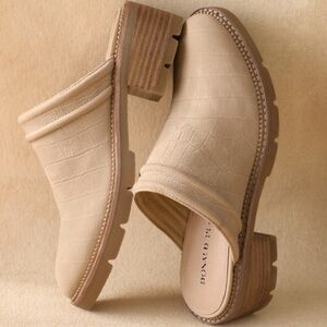 Donald Pliner Croc Effect Leather Sahara Slip On Clog Heel Cream Neutral Size 8